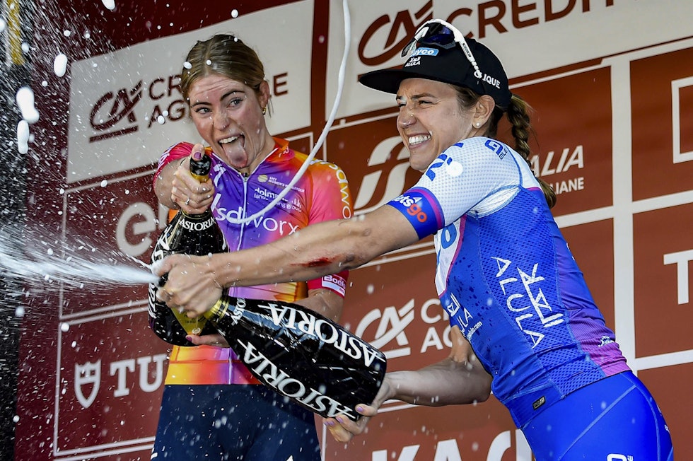 DISKVALIFISERT: Kristen Faulkner sprutet prosecco sammen med Strade Bianche-vinner Demi Vollering, men er siden blitt diskvalifisert. Foto: Cor Vos DISKVALIFISERT: Kristen Faulkner sprutet prosecco sammen med Strade Bianche-vinner Demi Vollering, men er siden blitt diskvalifisert. Foto: Cor Vos