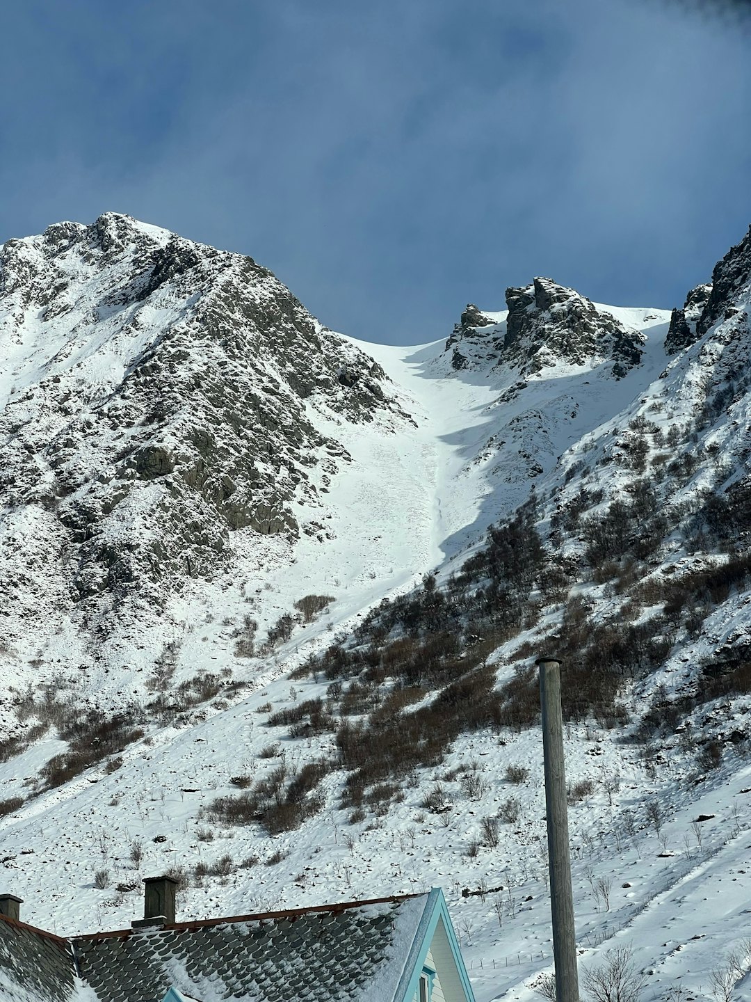SNØSURF: Renna Audun Oddenes kjørte i Hoddevik er godt synlig til venstre over huset til Stad Surfing. Foto. Audun Oddenes SNØSURF: Renna Audun Oddenes kjørte i Hoddevik er godt synlig til venstre over huset til Stad Surfing. Foto. Audun Oddenes