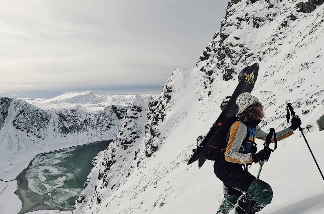 VILL UTSIKT: Audun Oddenes har sett seg ut denne renna i 7-8 år og 12. mars var det omsider forhold til å kjøre den. VILL UTSIKT: Audun Oddenes har sett seg ut denne renna i 7-8 år og 12. mars var det omsider forhold til å kjøre den.