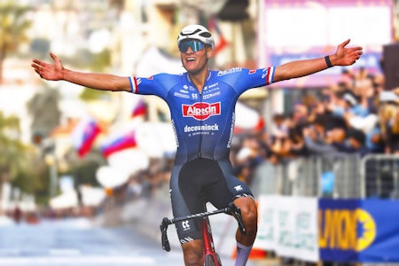 OVERLEGEN: Mathieu van der Poel jubler for seier i Milano-Sanremo 2023. Foto: Cor Vos OVERLEGEN: Mathieu van der Poel jubler for seier i Milano-Sanremo 2023. Foto: Cor Vos
