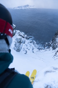 Truls Paulsen klar for å droppe ned i renna med Nerlandsøya i horisonten.