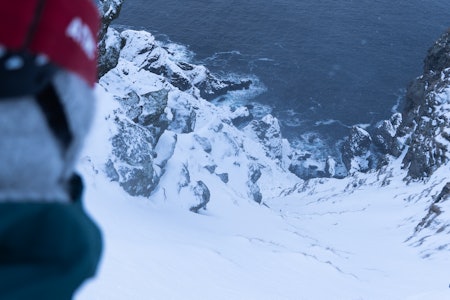 Truls Paulsen klar for å droppe ned i renna med Nerlandsøya i horisonten.