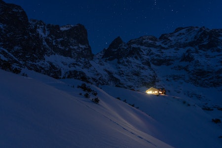 SORIA MORIA: Som eit lysande slott ligg Kröntenhütte unde store fjell. Turen opp til hytta er bratt, vi er framme først i kveldinga. SORIA MORIA: Som eit lysande slott ligg Kröntenhütte unde store fjell. Turen opp til hytta er bratt, vi er framme først i kveldinga.