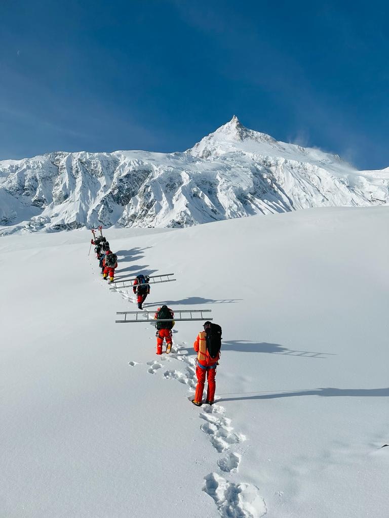 PÅ VEI: For øyeblikket er Kristin Harila sammen med andre klatrer Adriana Brownlee og hennes team av sherpaer. Foto: Privat