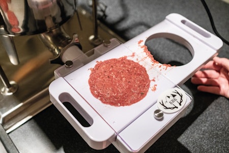 Dobbeltkammer: Hamburgerpressa har to kammer, slik at du skyver plata til den andre sida for å slippe ned en ferdig karbonade og presse en ny 200-grams burger. Dobbeltkammer: Hamburgerpressa har to kammer, slik at du skyver plata til den andre sida for å slippe ned en ferdig karbonade og presse en ny 200-grams burger.