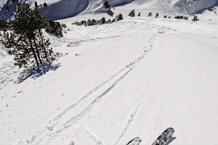 HER SLIPPER DET: Vi holdt oss på ryggen og prøvde å kjøre en skicut for å se om snøen løsnet, sier Vetle Gangeskar  til Fri Flyt.