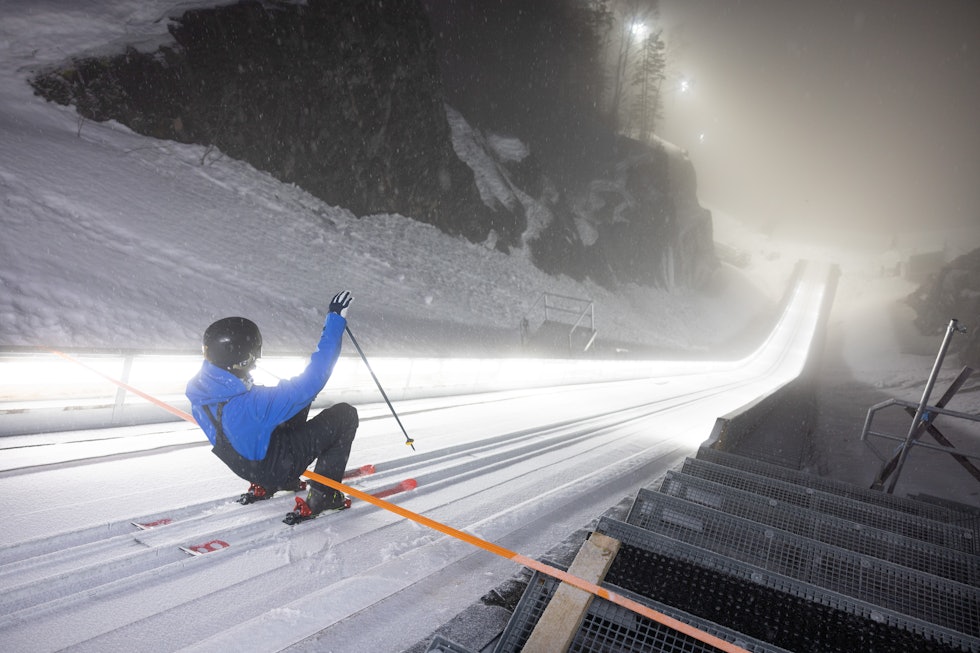 KLAR FOR ROTASJON: Her setter Anders Backe (37) utfor skiflygingsbakken i Vikersund, og lader opp til 180-graders rotasjon ut hoppet i gigantbakken. Foto: Paul Lockhart