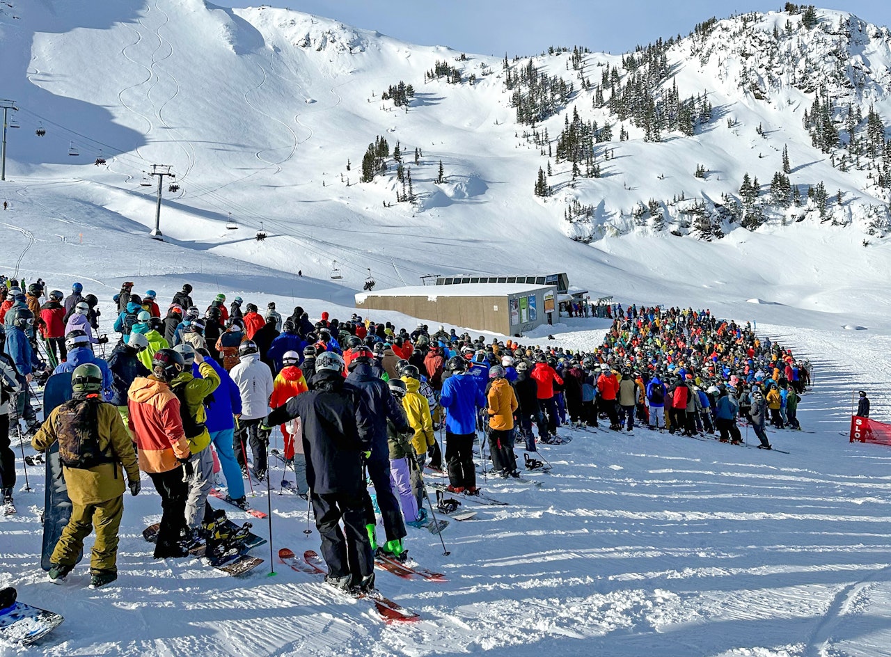 KJEMPEKØ: Skikjørere må smøre seg med tålmodighet når de skal kjøre med Peak Chair i Whistler. Foto: Stian Hagen KJEMPEKØ: Skikjørere må smøre seg med tålmodighet når de skal kjøre med Peak Chair i Whistler. Foto: Stian Hagen