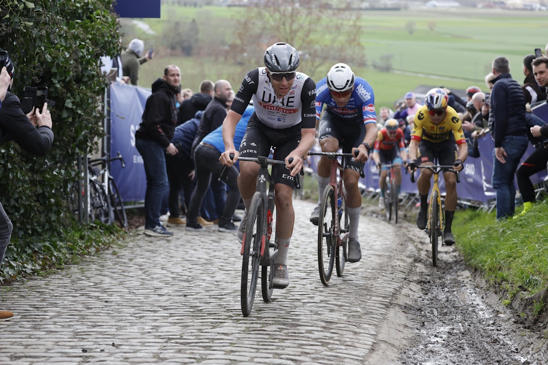 BET SEG FAST: Wout van Aert måtte virkelig jobbe for å ikke miste kontakten med sine to rivaler. Foto: Cor Vos BET SEG FAST: Wout van Aert måtte virkelig jobbe for å ikke miste kontakten med sine to rivaler. Foto: Cor Vos
