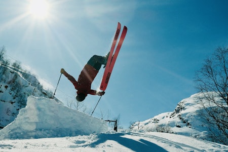SKIGYMNAS: Fien van Zwieten har selv gått på freeskklinja i Oppdal. Nå lærer hun selv bort det hun kan. Foto: Bjørn Sætnan. SKIGYMNAS: Fien van Zwieten har selv gått på freeskklinja i Oppdal. Nå lærer hun selv bort det hun kan. Foto: Bjørn Sætnan.