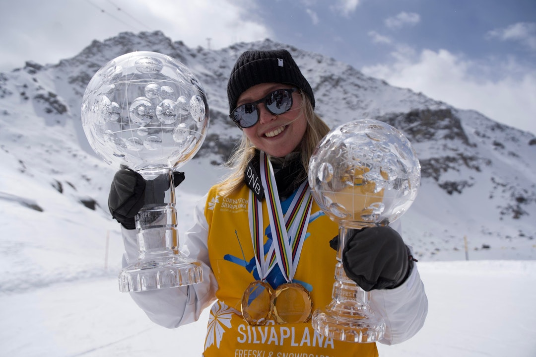 FORNØYD: Med to krystallkuler og to medaljer er Johanne Killi klar for å feire påske i Norge. Foto: Freeskilandslaget Johanne Killi med sammenlagtseier