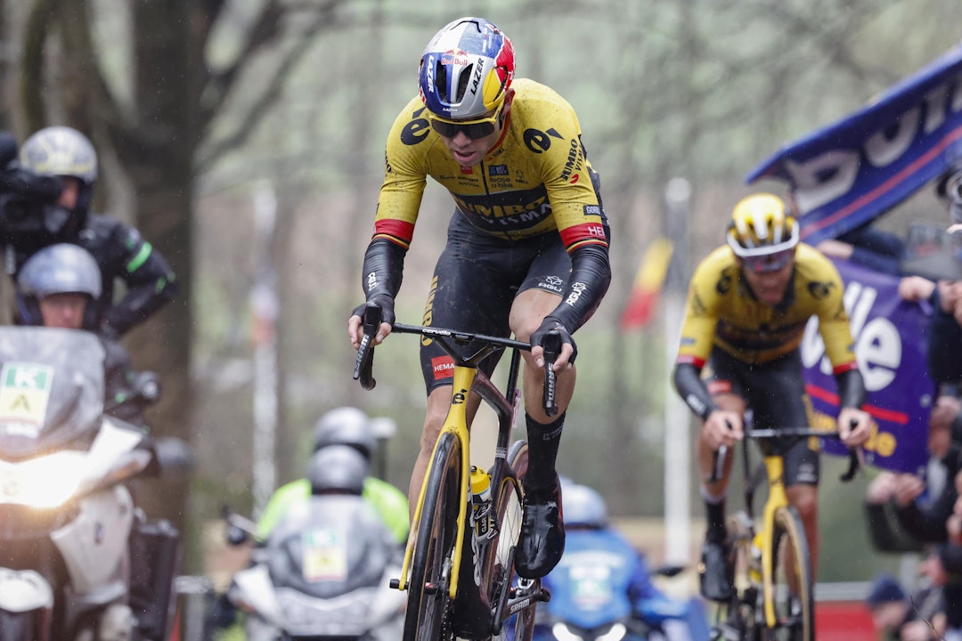 BEST OPP KEMMEL: Ingen var sterkere enn Wout van Aert i Kemmelberg, og belgieren måtte vente på sin franske lagkamerat over toppen. Foto: Cor Vos