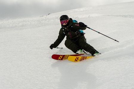 JEVNE SKI: Kamilla Bratteteig drar nytte av en jevn skiføring på ujevne snøforhold. Foto: Christian Nerdrum