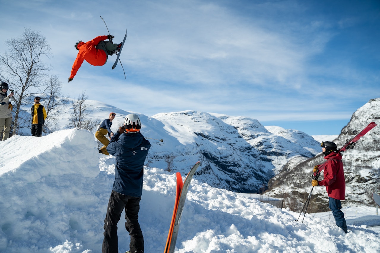 VISER VEI: Benjamin Forthun og Fien van Zwieten arrangerte frikjøringskurs. Foto: Brynjar Tvedt. VISER VEI: Benjamin Forthun og Fien van Zwieten arrangerte frikjøringskurs. Foto: Brynjar Tvedt.