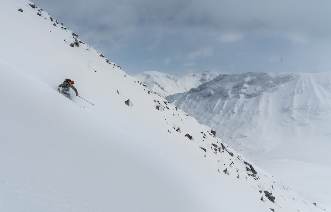 GJERNE BRED, MEN IKKE TUNG: En ski til toppturer kan godt være bred nok til å flyte i pudderet, men den bør likevel holde seg under 1600 - 1700 gram og ha techbindinger hvis turene strekker seg over flere timer - eller dager, for den saks skyld (skikjører: Simen Johannessen). Foto: Christian Nerdrum GJERNE BRED, MEN IKKE TUNG: En ski til toppturer kan godt være bred nok til å flyte i pudderet, men den bør likevel holde seg under 1600 - 1700 gram og ha techbindinger hvis turene strekker seg over flere timer - eller dager, for den saks skyld (skikjører: Simen Johannessen). Foto: Christian Nerdrum