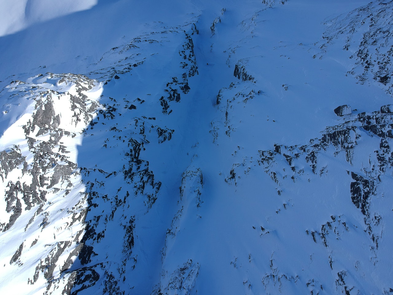 LITLSKJORTESLIPSET: Den x-forma renna er en bratt og trang godbit på Nordmøre. Her setter Christian Widén-Björk en fin sving i nedre del. Foto: Bård Smestad LITLSKJORTESLIPSET: Den x-forma renna er en bratt og trang godbit på Nordmøre. Her setter Christian Widén-Björk en fin sving i nedre del. Foto: Bård Smestad