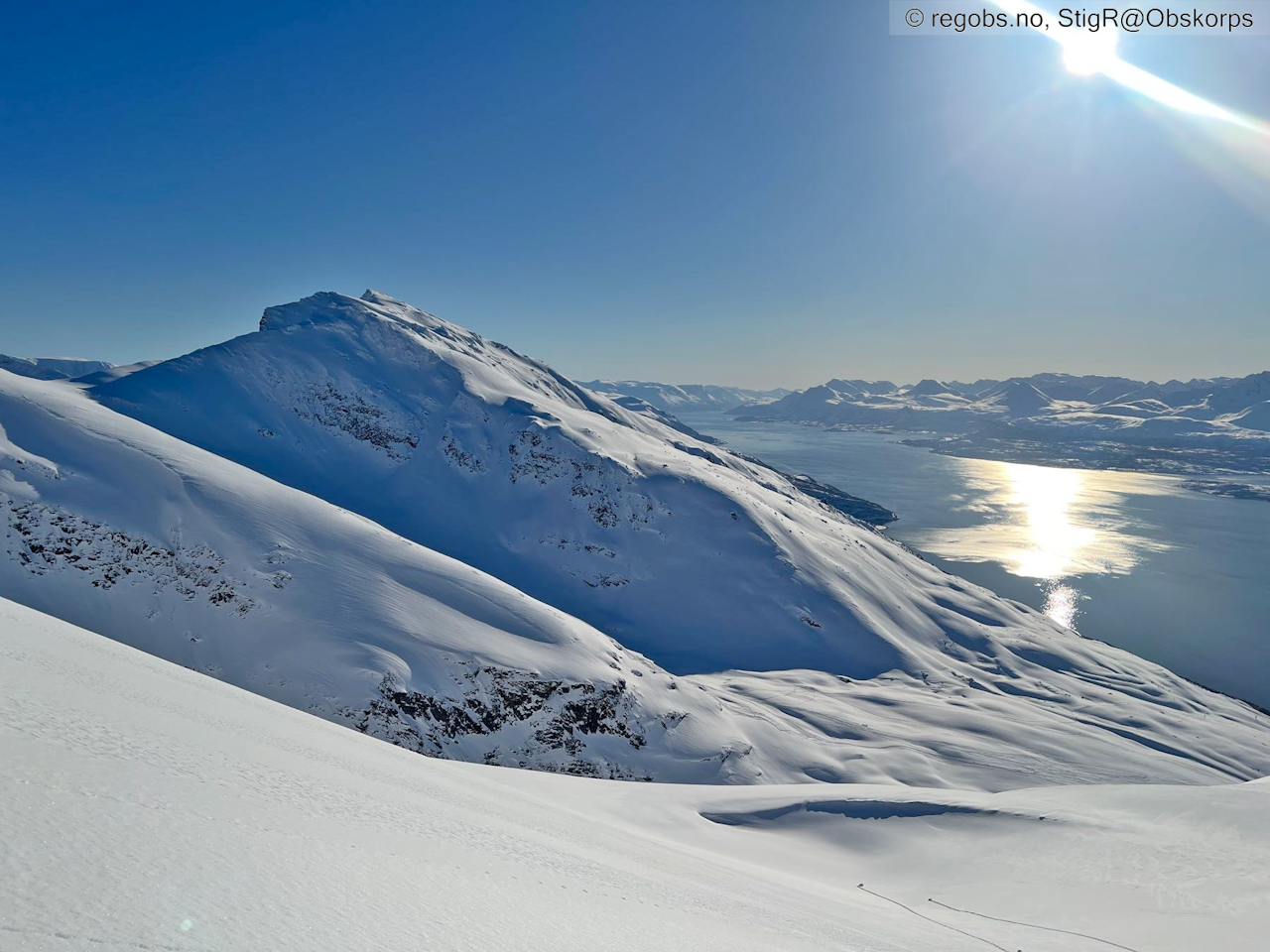 STILLE FØR STORMEN: Bildet fra østsiden av Lyngenfjorden er tatt 27. mars. Foto: regobs.no, StigR@Obskorps