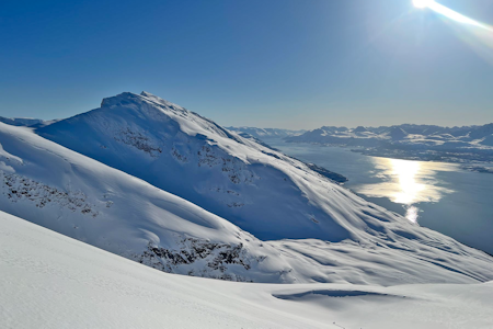 STILLE FØR STORMEN: Bildet fra østsiden av Lyngenfjorden er tatt 27. mars. Foto: regobs.no, StigR@Obskorps STILLE FØR STORMEN: Bildet fra østsiden av Lyngenfjorden er tatt 27. mars. Foto: regobs.no, StigR@Obskorps