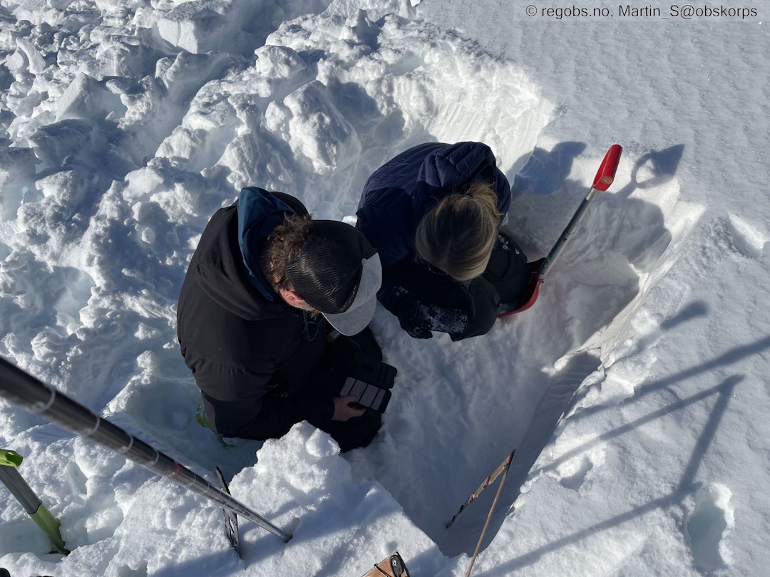 UNDERSØKER: Personell fra skredvarslingstjenesten til NVE undersøker snøen i Nord-Troms. Foto: regobs.no, Martin_S@obskorps UNDERSØKER: Personell fra skredvarslingstjenesten til NVE undersøker snøen i Nord-Troms. Foto: regobs.no, Martin_S@obskorps