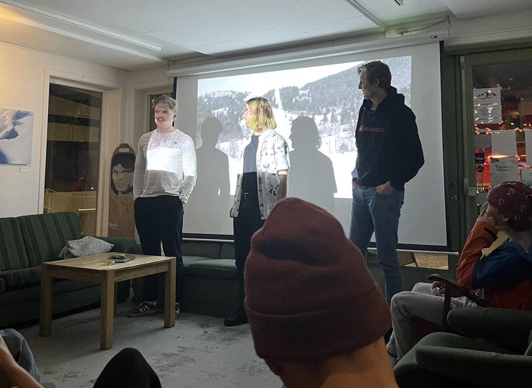 KONKURRANSE: Karl-Kristian Muggerud, Svein Løkken og Andre Solbakken viser frem filmen sin. Foto: Privat KONKURRANSE: Karl-Kristian Muggerud, Svein Løkken og Andre Solbakken viser frem filmen sin. Foto: Privat