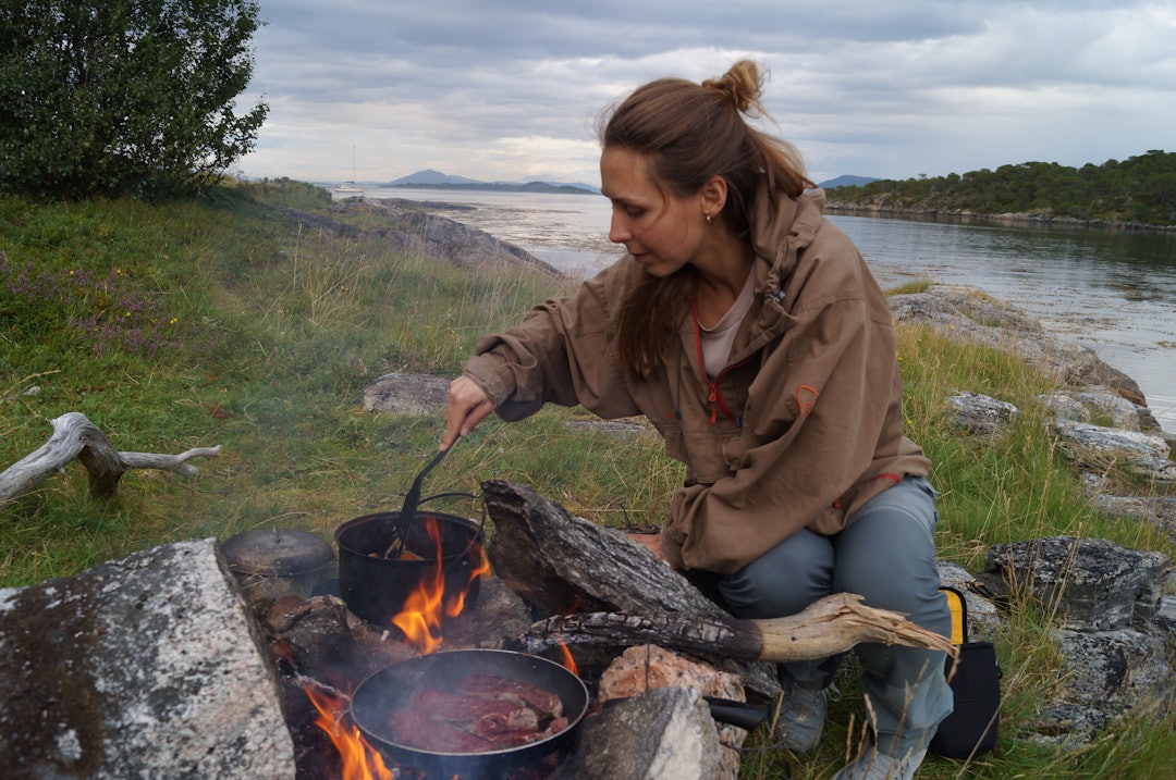 KRAFTKOST: Miriam steiker elgbiff og grønnsaker sør på Senja. Foto: Kjell Harald Myrseth mat på bål steinovn
