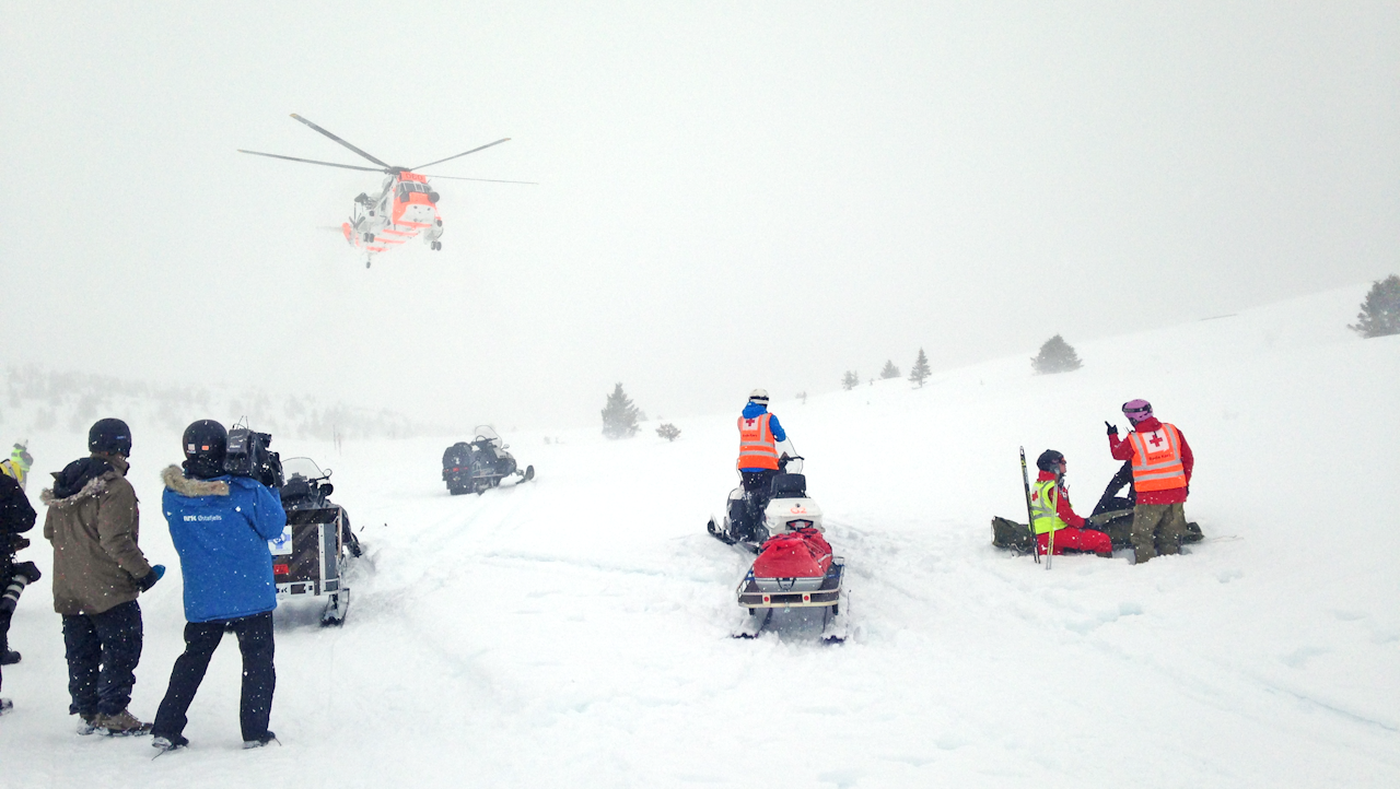 REDNING: Røde Kors og Luftforsvaret øver på Gol. Foto: Røde Kors REDNING: Røde Kors og Luftforsvaret øver på Gol. Foto: Røde Kors