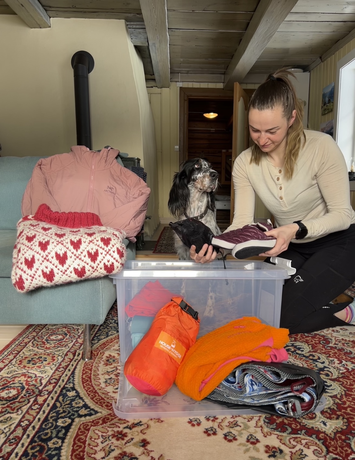 Marte Rasmussen tar med seg litt diverse for å selge videre på High Camp Turtagrø, og vi håper du gjør det og! PS: hunden er ikke til salgs.