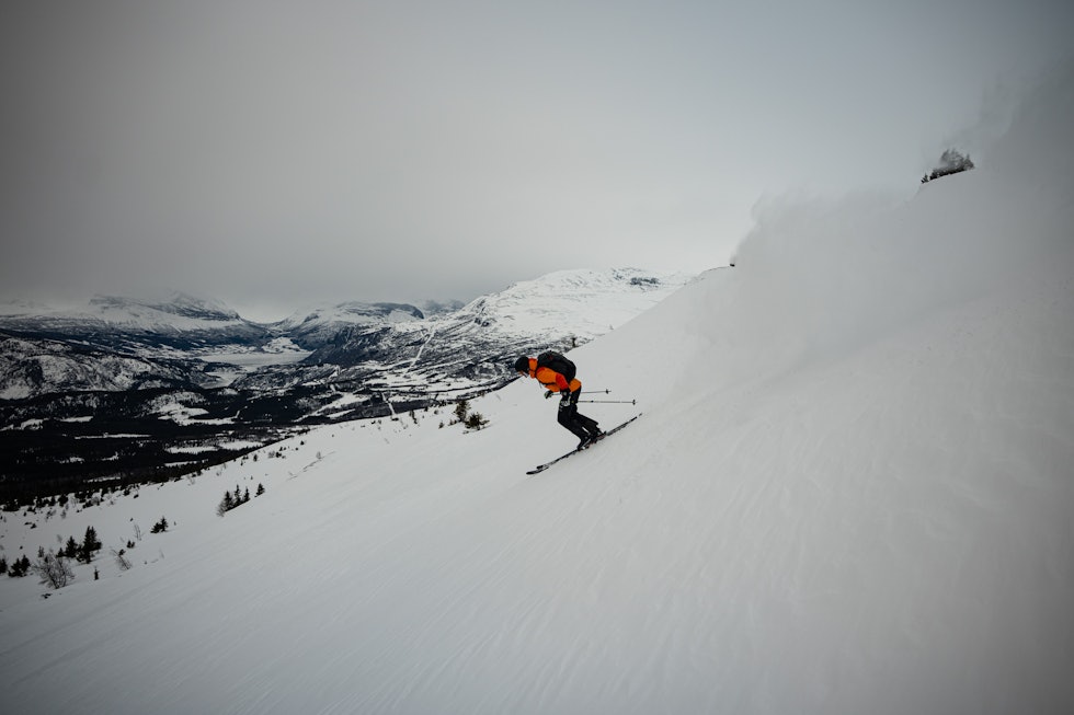 TUREN NED: Andreas Fiksdal på vein ned fra Slettefjell til Vang. Foto: Christian Nerdrum