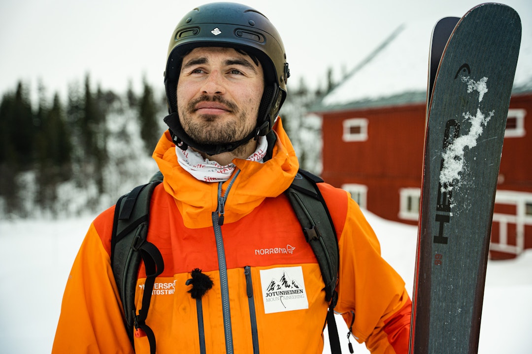GUIDEN: Fjellguide Andreas Fiksdal tror solrike dager i sørhellingen fra Slettefjell kan gi fin skikjøring for det nye opplegget i Raudalen. Foto: Christian Nerdrum GUIDEN: Fjellguide Andreas Fiksdal tror solrike dager i sørhellingen fra Slettefjell kan gi fin skikjøring for det nye opplegget i Raudalen. Foto: Christian Nerdrum