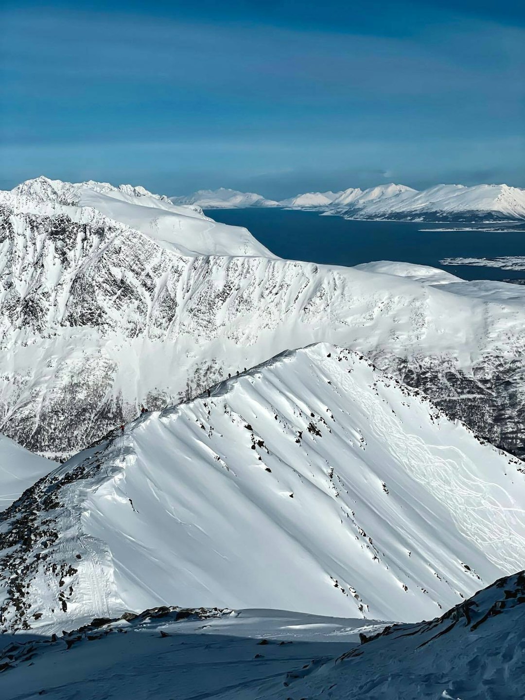 Goalsevarri i Lyngsalpene, Fjellet kalles også Kavringtinden, og er et populært toppturmål. Foto: Framtid i Nord Goalsevarri i Lyngsalpene, Fjellet kalles også Kavringtinden, og er et populært toppturmål. Foto: Framtid i Nord