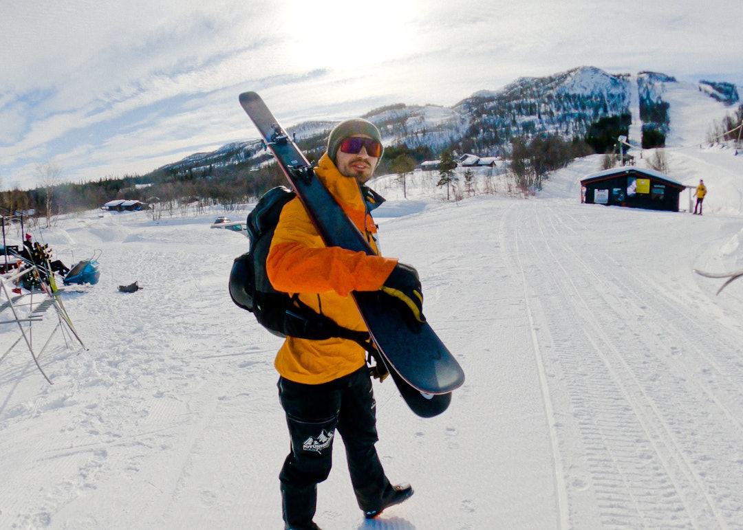 HER BEGYNNER DET: Fjellfører Andreas Fiksdal starter guidingen til det nye catski-opplegget i bunn av Raudalen alpinsenter på Beitostølen. HER BEGYNNER DET: Fjellfører Andreas Fiksdal starter guidingen til det nye catski-opplegget i bunn av Raudalen alpinsenter på Beitostølen.
