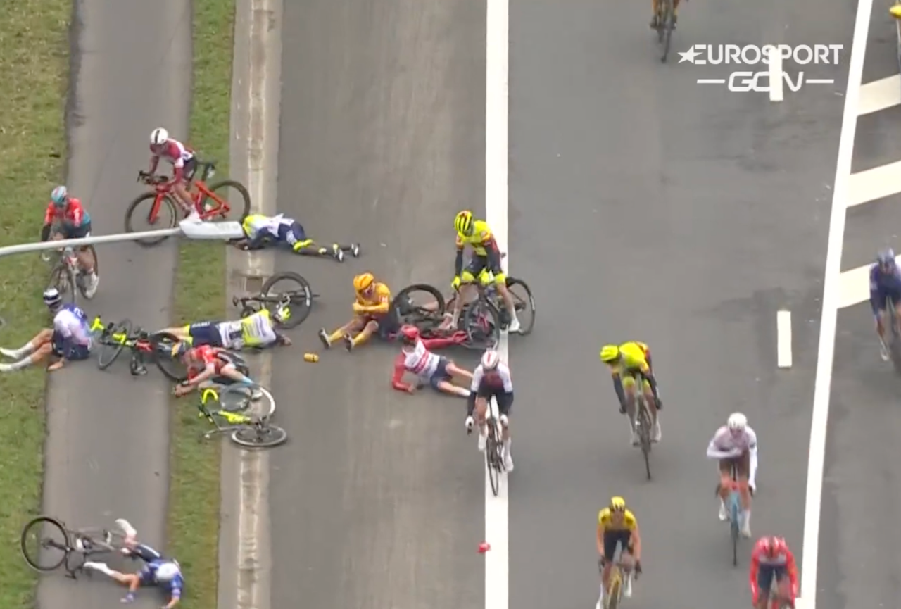 I BAKKEN: Alexander Kristoff (i gul Uno-X-trøye) sittende på asfalten etter å ha veltet. Foto: Skjermdump Eurosport/GCN I BAKKEN: Alexander Kristoff (i gul Uno-X-trøye) sittende på asfalten etter å ha veltet. Foto: Skjermdump Eurosport/GCN