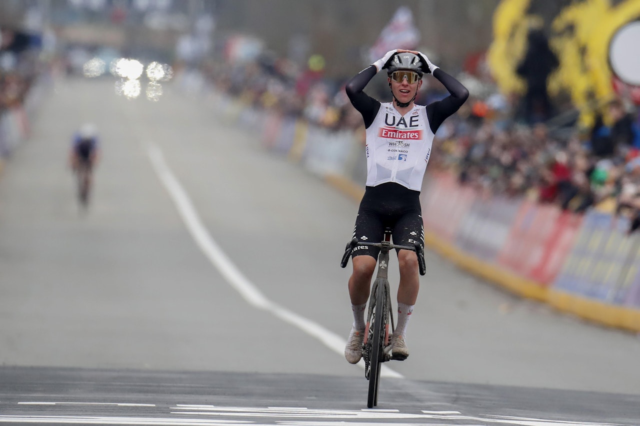 OVERLEGEN: Tadej Pogacar i ensom majestet over målstreken i Oudenaarde, som vinner av Flandern rundt. Foto: Cor Vos OVERLEGEN: Tadej Pogacar i ensom majestet over målstreken i Oudenaarde, som vinner av Flandern rundt. Foto: Cor Vos