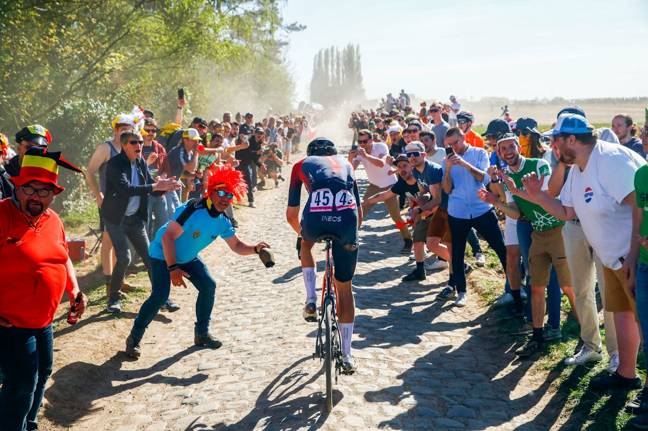 HELVETET I NORD: Paris-Roubaix er ellevilt, både for fans og ryttere. Her er Dylan van Baarle på vei mot seier i 2022-utgaven. Foto: Cor Vos HELVETET I NORD: Paris-Roubaix er ellevilt, både for fans og ryttere. Her er Dylan van Baarle på vei mot seier i 2022-utgaven. Foto: Cor Vos