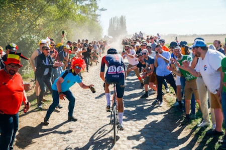 HELVETET I NORD: Paris-Roubaix er ellevilt, både for fans og ryttere. Her er Dylan van Baarle på vei mot seier i 2022-utgaven. Foto: Cor Vos