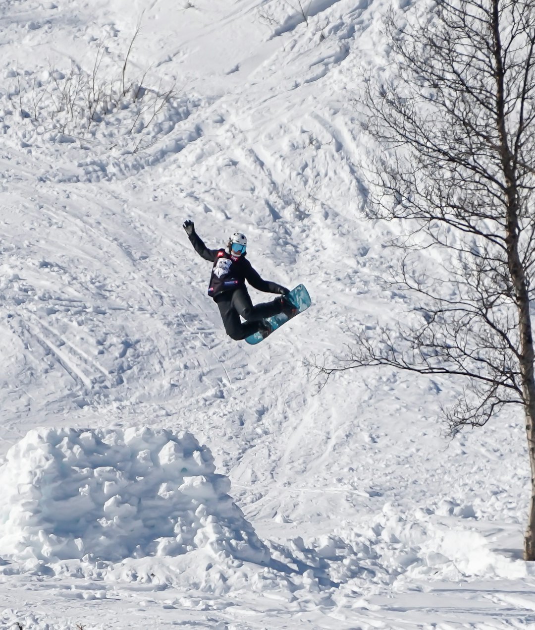 FULL HØKK: Snowboardkjører Caroline Onarheim gjør en methodgrab på det ene hoppet i løypa. Foto: Erland Holen