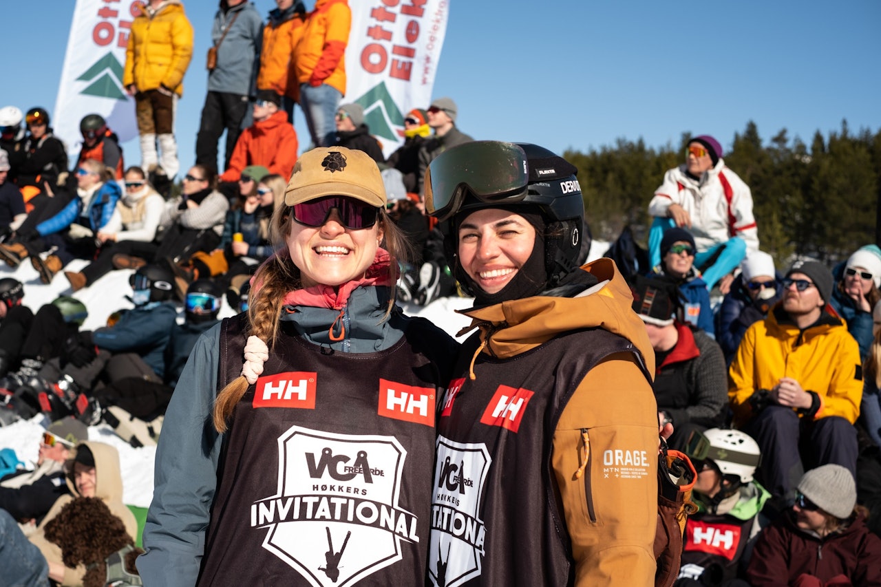 GOD STEMNING: Snowboarder Astrid Paulsson til venstre for skikjører Sara Berrefjord på Høkkers invitational. Foto: Frys Film