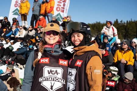 GOD STEMNING: Snowboarder Astrid Paulsson til venstre for skikjører Sara Berrefjord på Høkkers invitational. Foto: Frys Film