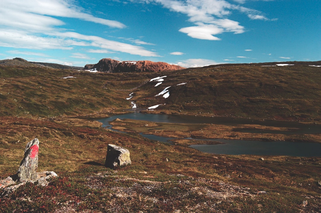 Ved Geitdalsvatnet på stien mot Åsedalen får du flott tilbakeblikk mot Raudberget. Foto: Sveinung Klyve stølsheimen