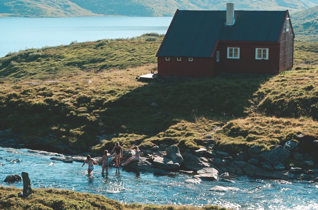 FRISK DUKKERT: Ved Åsedalen turisthytte bader noen jenter i elven. I bakgrunnen ser vi Hallsetvannet. Foto: Sveinung Klyve åsedalen turisthytte