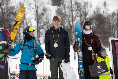 SEIER: Sivert Uttakleiv på toppen av pallen foran Oskar Ravn Mugås (til høyre) og Vinter Gangeskar. Foto: Tore Meirik