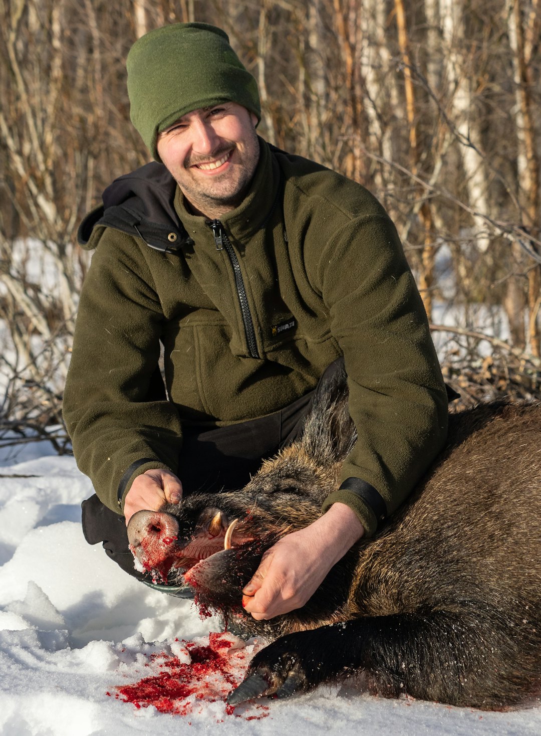 En smilende Kjell Ola Stubsveen med sitt første villsvin. Foto: Jo Stenersen jeger med skutt villsvin