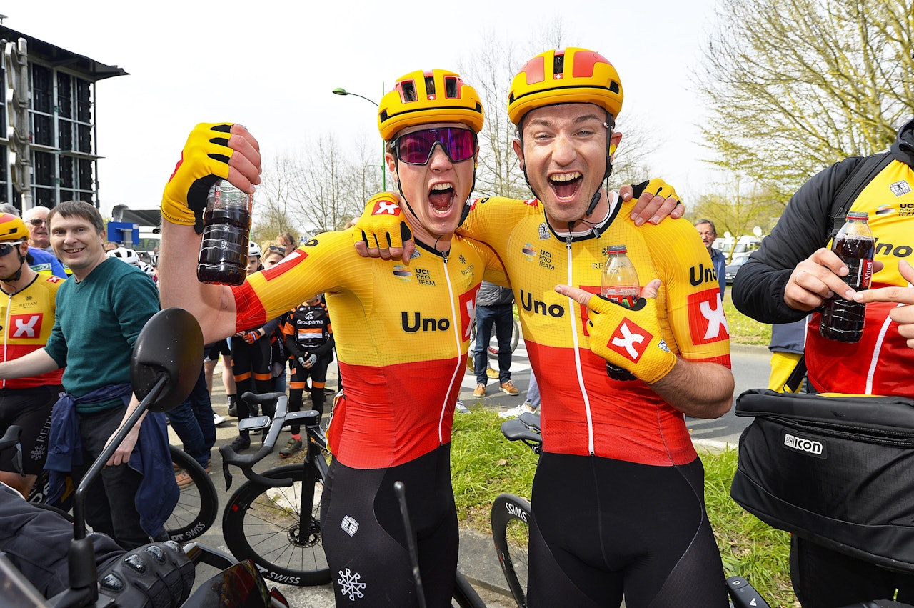 DOBBELTSEIER: Erlend Blikra og Stian Fredheim jubler voldsomt etter triumfen på andre etappe av Région Pays de la Loire. Foto: Cor Vos