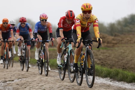 I TET LENGE: Susanne Andersen gikk tidlig i brudd i lørdagens Paris-Roubaix. Foto: Cor Vos