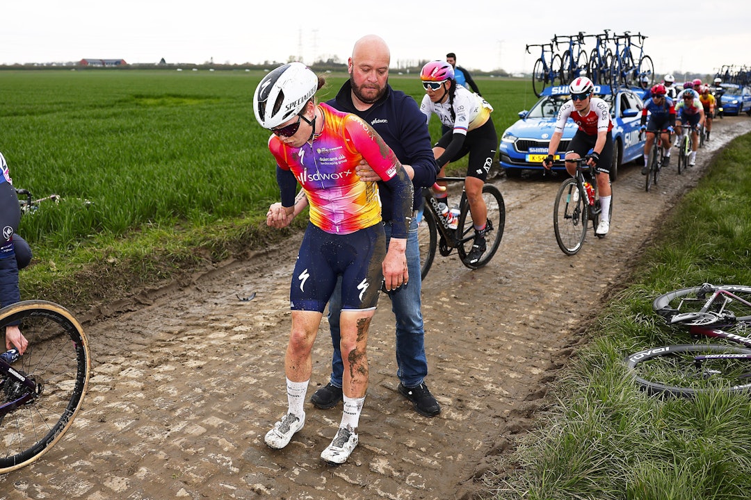 I BAKKEN: Lotte Kopecky var en av mange ryttere som gikk i bakken på Mons-en-Pévèle. Foto: Cor Vos