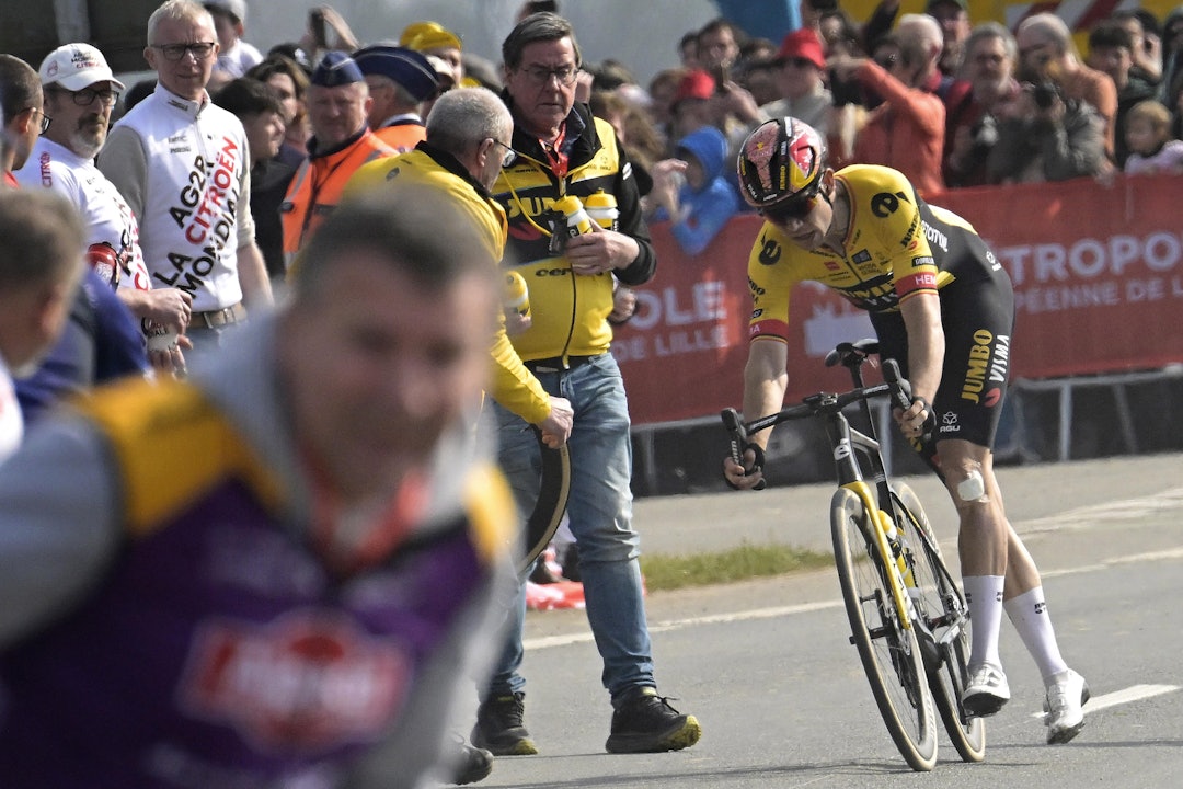 ØYEBLIKKET: Wout van Aert må stoppe og bytte et punktert hjul ved utgangen til Carrefour de l'Arbre. Foto: Cor Vos