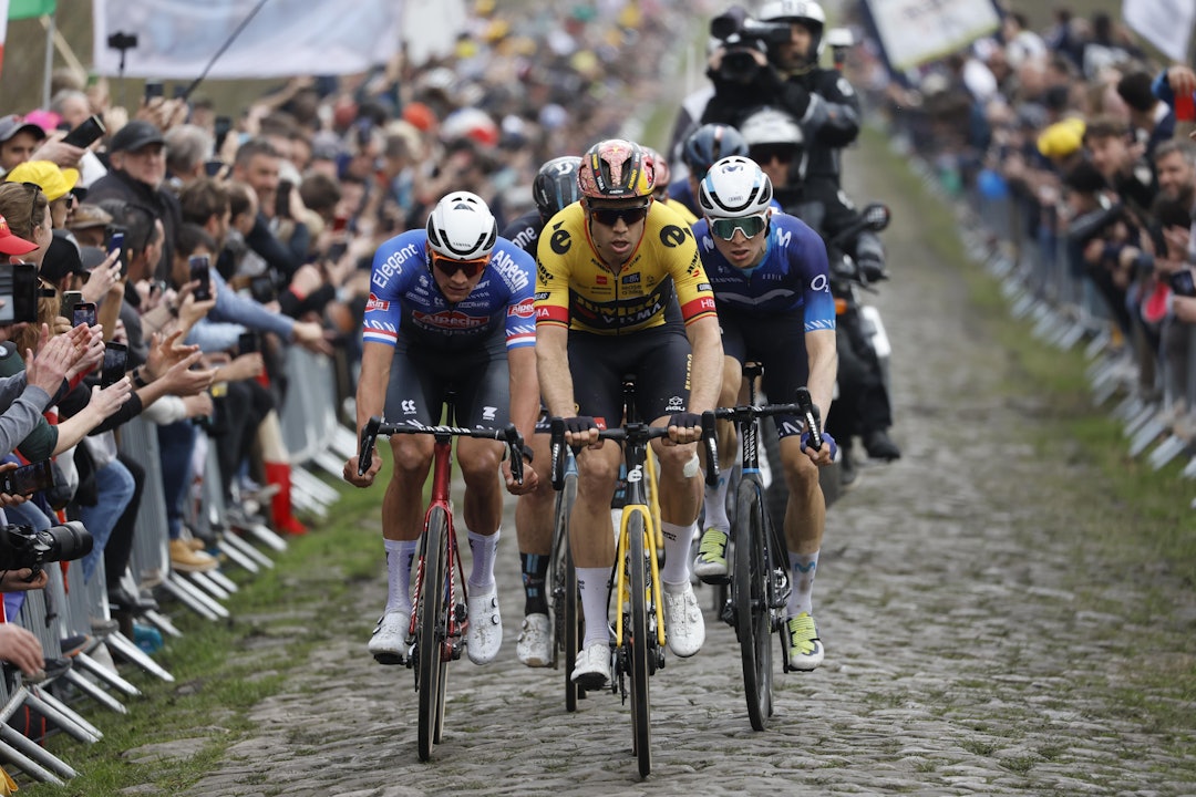 STORMOFFENSIV: Wout van Aert ville ikke vente og startet angrepene tidlig. Her leder han tetgruppen gjennom Arenbergskogen. Foto: Cor Vos