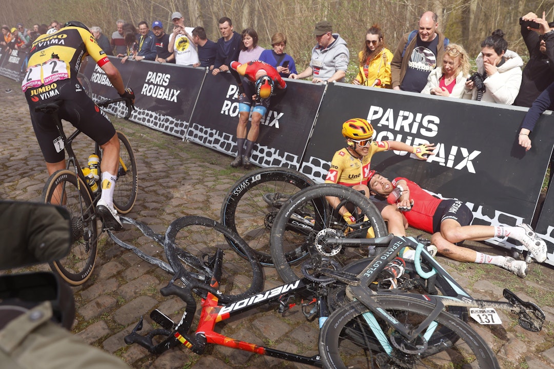 VELT OG KAOS: Kristoffer Halvorsen var blant rytterne som gikk i bakken i en velt i Arenbergskogen. Foto: Cor Vos VELT OG KAOS: Kristoffer Halvorsen var blant rytterne som gikk i bakken i en velt i Arenbergskogen. Foto: Cor Vos