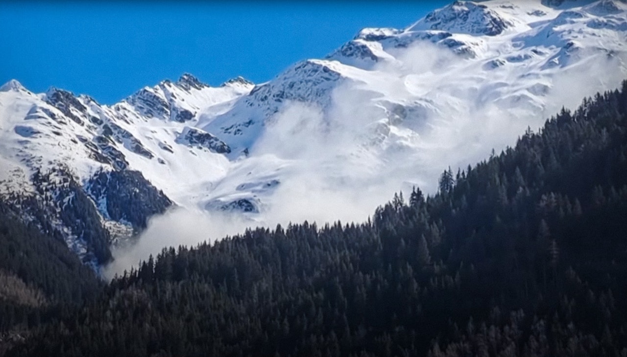 ENORMT SKRED: Fire av ofrene ble funnet samme dag som skredet gikk på på søndag. Liket av en 39 år gammel kvinne og et sjette mannlig offer i 40-årene ble funnet under leteaksjoner mandag ENORMT SKRED: Fire av ofrene ble funnet samme dag som skredet gikk på på søndag. Liket av en 39 år gammel kvinne og et sjette mannlig offer i 40-årene ble funnet under leteaksjoner mandag