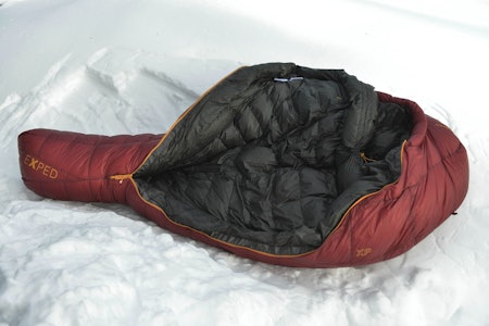 TESTET: Her er det mye komfort i en sovepose som er middels romslig blant de varmeste vinterposene. Foto: Egill Danielsen exped ultra xp sovepose
